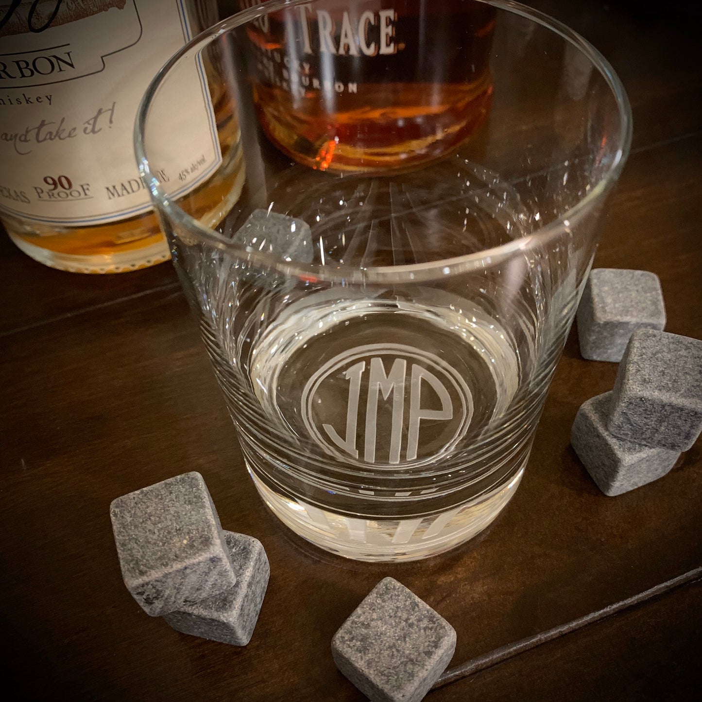 Monogrammed Whiskey Glasses Set  Circle Monogram    / Father's Day Gift / Valentine's Day Gift